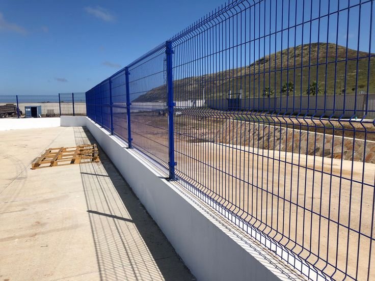 شبوك "بانل" حديدية مدعمة للمشاريع والمنشآت.